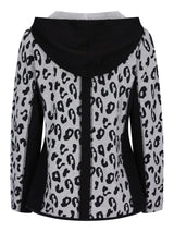 Leopardenmuster-Kapuzenjacke mit schwarz-weißem Muster, aus Fleece-Material gefertigt.