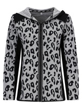 Leopardenmuster-Hoodie mit Reißverschluss, schwarzen Akzenten und Kapuze.