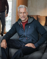 Marineblauer Kapuzenpullover mit Reißverschluss, Kapuze und Kängurutasche, aus Fleece-Material.