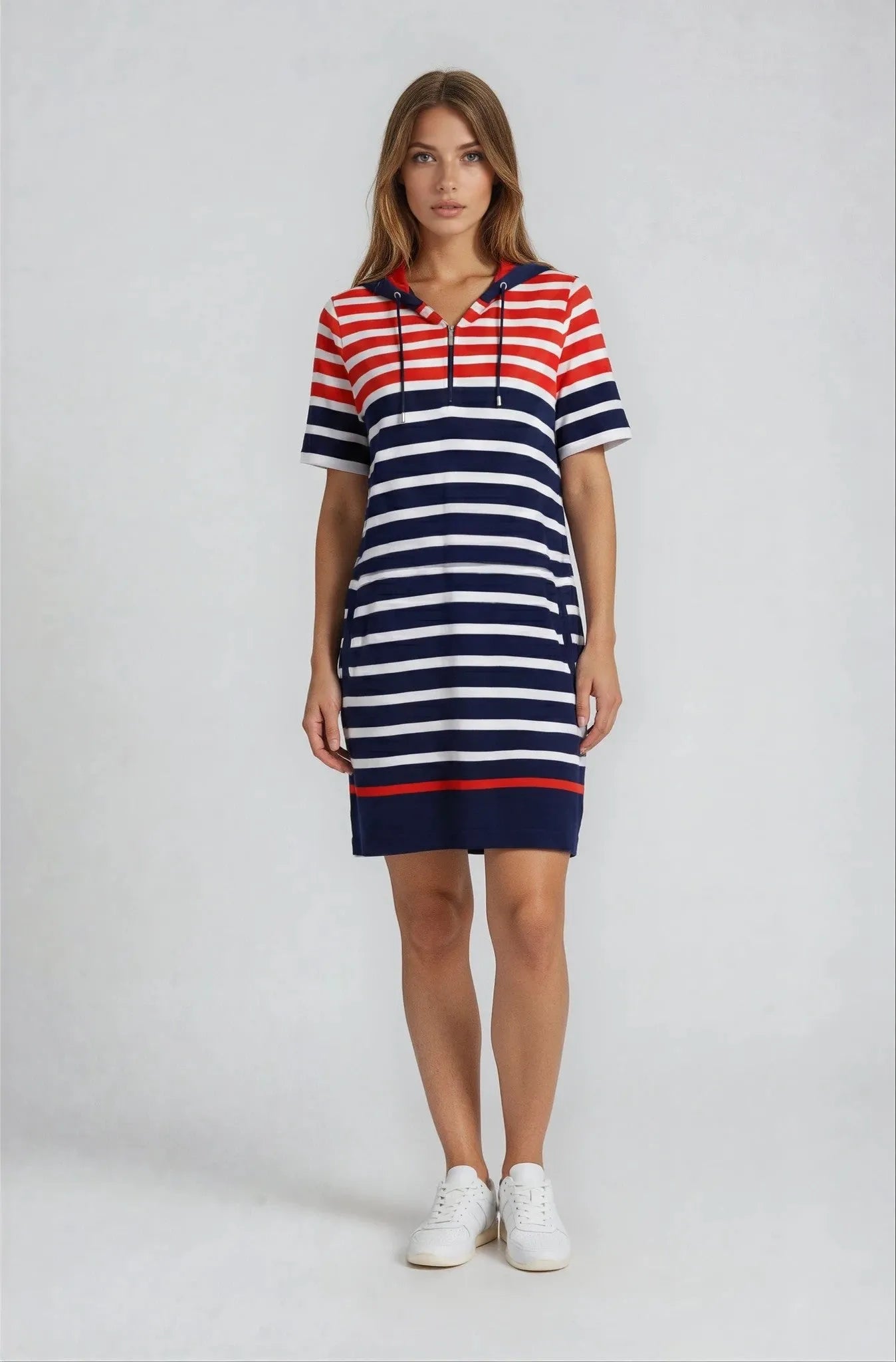 Navy und rot gestreiftes sweatkleid mit kapuze stay fresh® mit weißen akzenten aus bequemem material