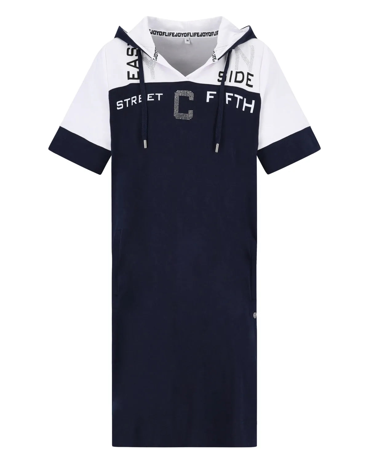 Marineblaues und weißes Kapuzenkleid mit ’East Side Fifth Street’-Textdesign.