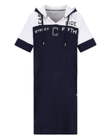 Marineblaues und weißes Kapuzenkleid mit ’East Side Fifth Street’-Textdesign.