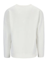 Weißer Rollkragenpullover mit langen Ärmeln und gerippten Bündchen.