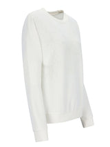 Weißer Crew-Neck-Pullover mit langen Ärmeln und gerippten Manschetten, wahrscheinlich aus Baumwolle oder einem ähnlichen weichen Material gefertigt.