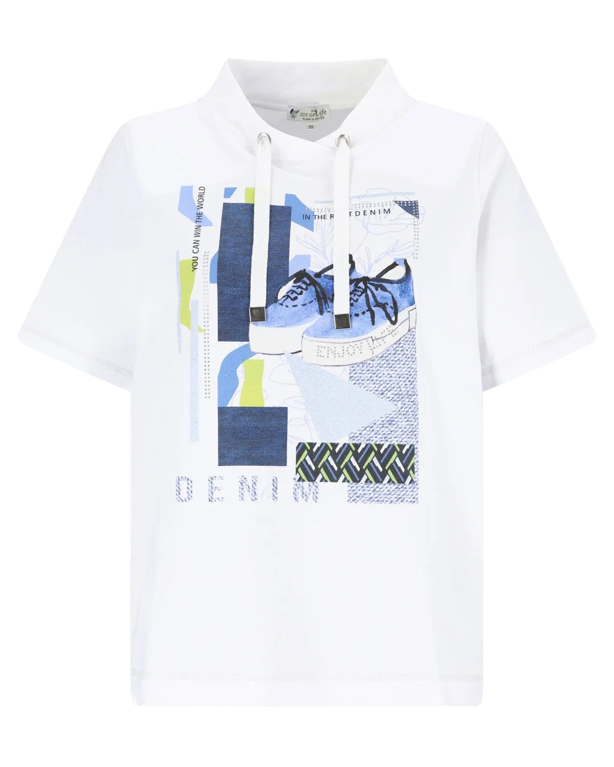 Weißes Poloshirt mit grafischem Muster mit Turnschuhen und geometrischen Mustern in Blau, Grün, Gelb, Schwarz, Rot und Grau.