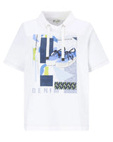 Weißes Poloshirt mit grafischem Muster mit Turnschuhen und geometrischen Mustern in Blau, Grün, Gelb, Schwarz, Rot und Grau.