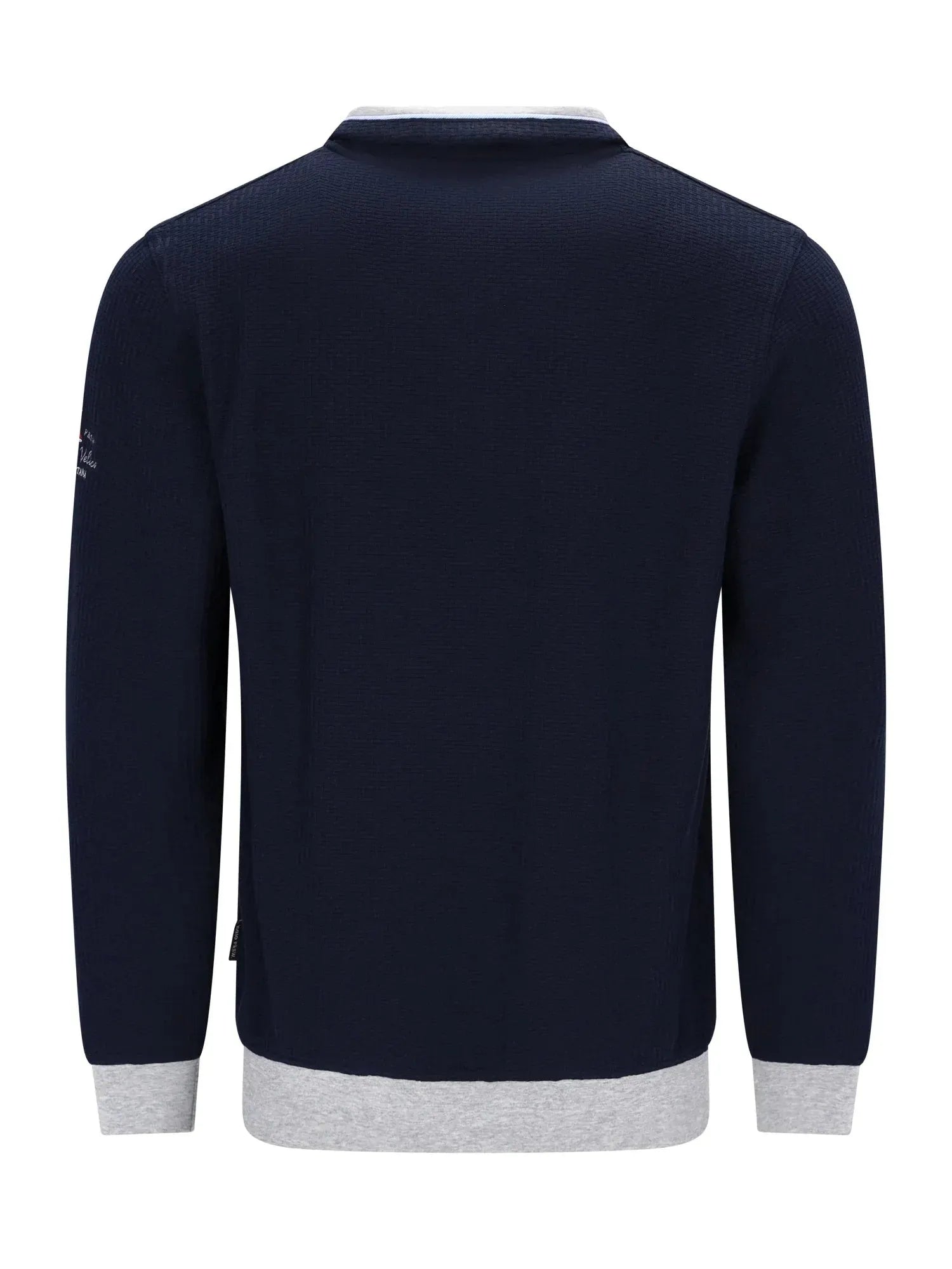 Marineblaues Poloshirt mit weißem Saum und Logo am Ärmel.