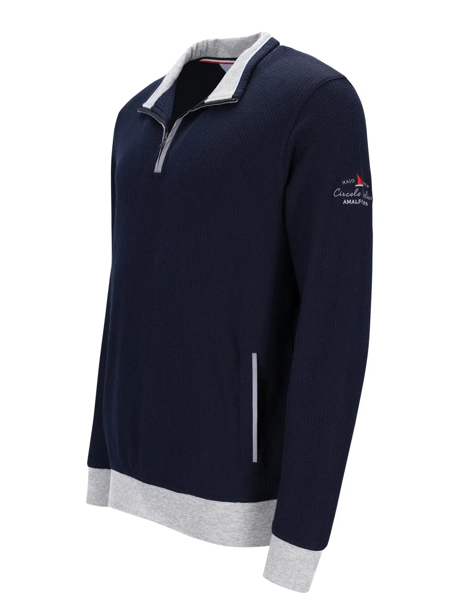 Marineblaues Viertelreißverschluss-Pullover mit weißen und grauen Akzenten, mit einem Logo auf dem linken Ärmel.