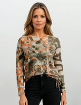 Frau in Sweatshirt Blouson Style mit abstraktem Camouflage-Print