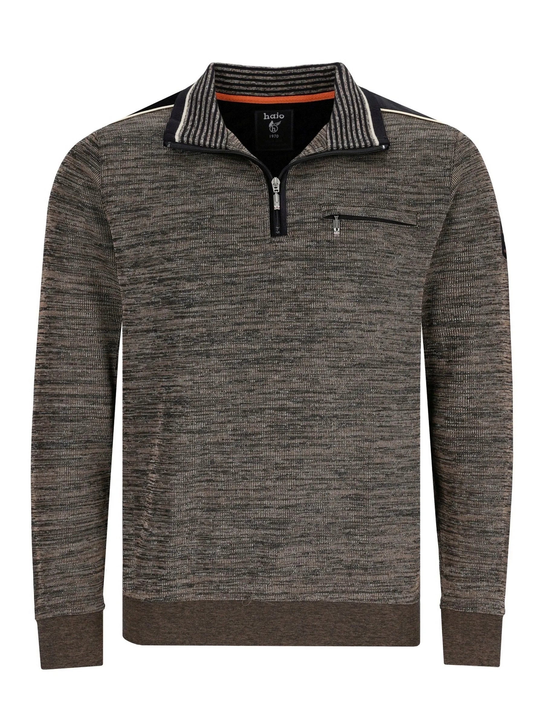 Kohle-grauer Pullover mit gestreiftem Kragen und Reißverschluss-Detail, aus weichem Strickmaterial gefertigt.