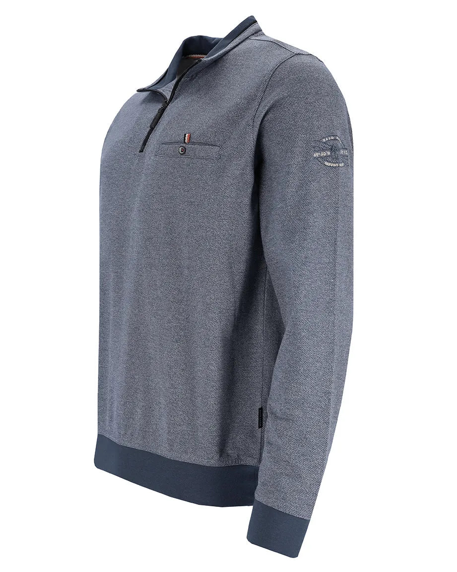 Grauer und marineblauer Pullover mit Viertelreißverschluss und strukturiertem Strickmuster, mit Kängurutasche und gesticktem Logo am Ärmel.