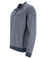 Grauer und marineblauer Pullover mit Viertelreißverschluss und strukturiertem Strickmuster, mit Kängurutasche und gesticktem Logo am Ärmel.