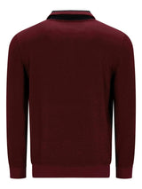 Bordeaux-Pullover mit schwarzem Kragen und Manschetten, gerippte Textur.