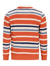 Orange- und blau gestreiftes Poloshirt mit weißem Kragen.
