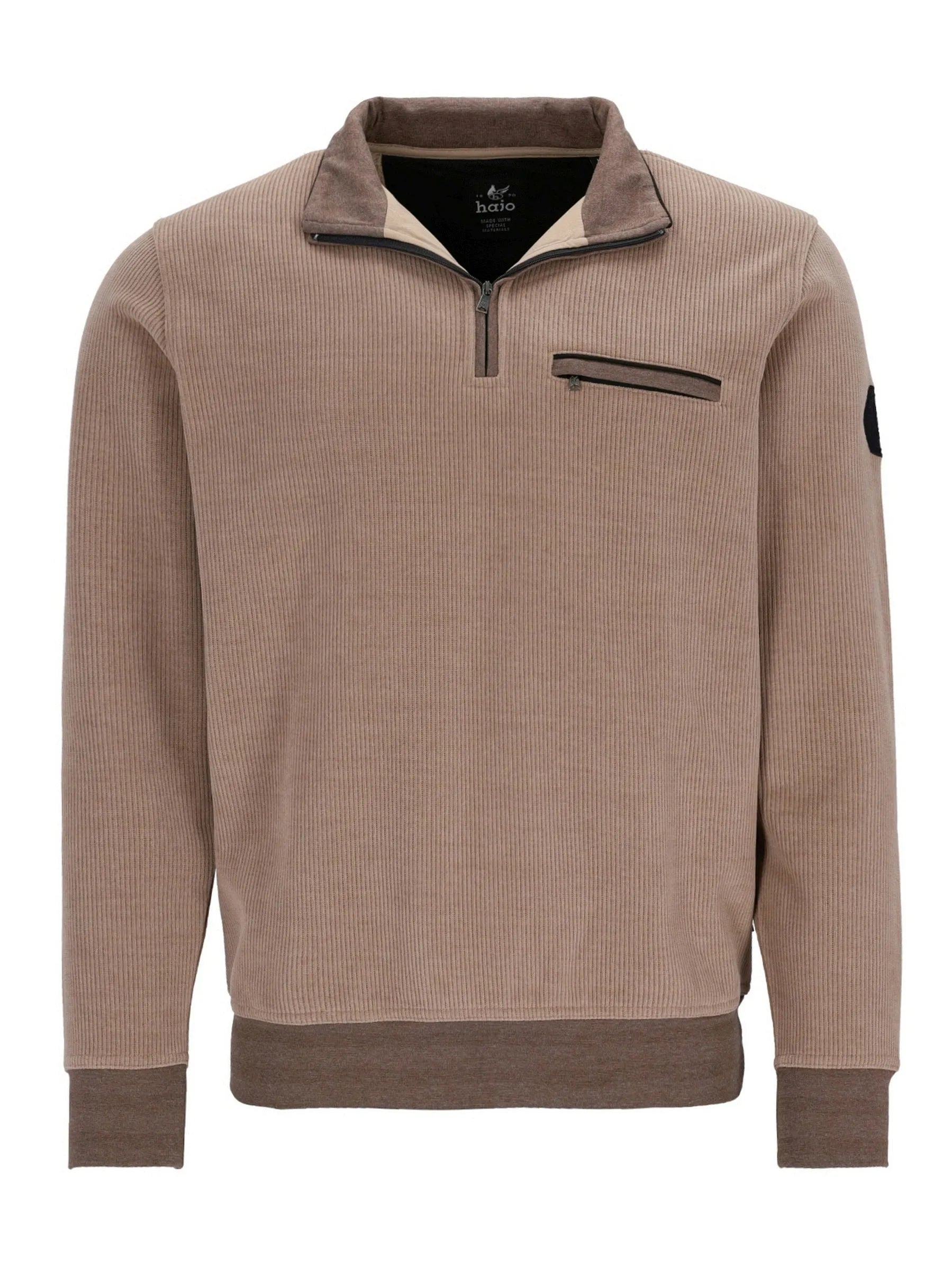 Braunes, strukturiertes Viertelreißverschluss-Sweatshirt mit Tasche und Logo am Ärmel.