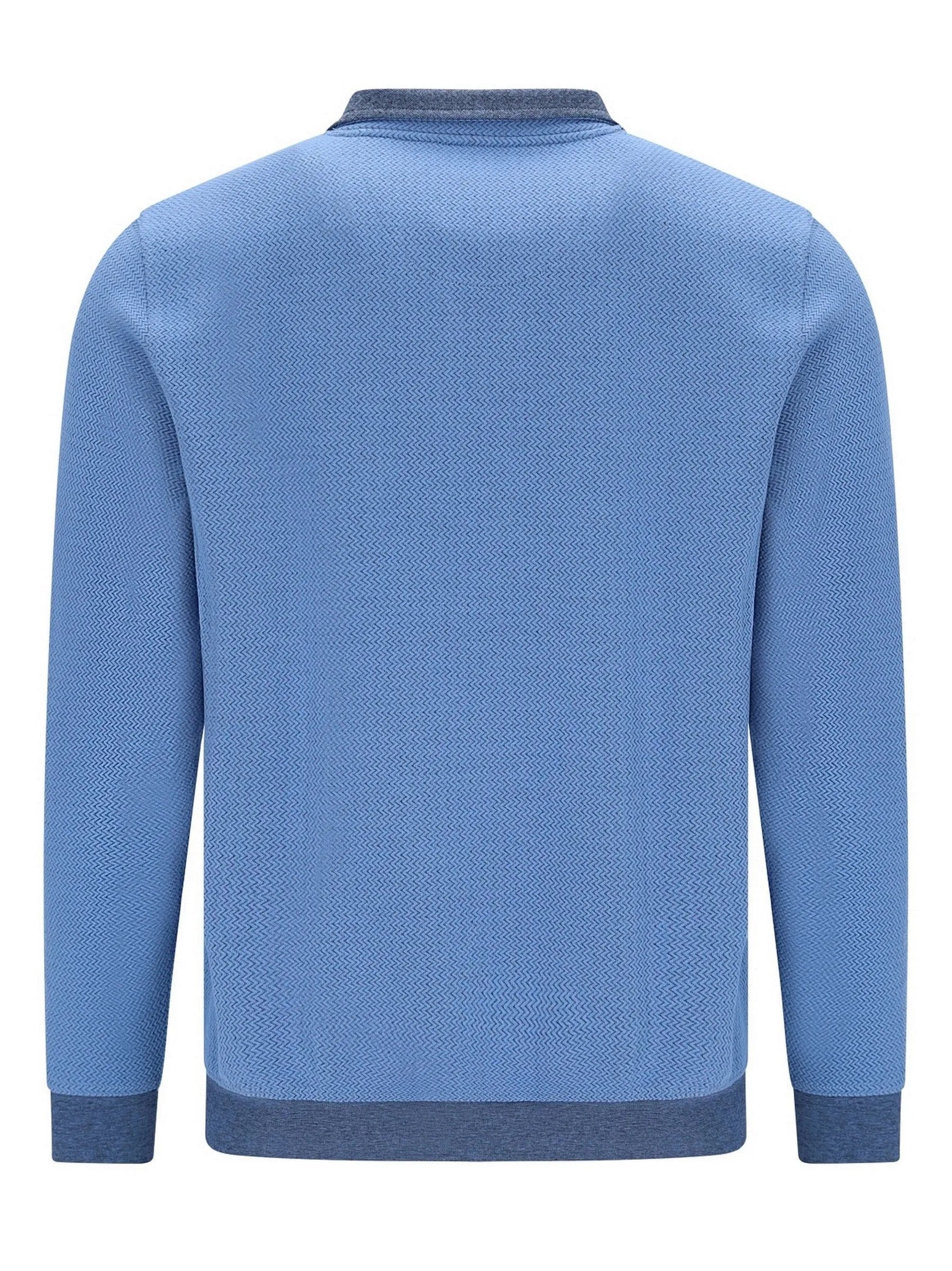 Blaues strukturiertes Poloshirt mit marineblauen Akzenten und Kragen, wahrscheinlich aus Baumwolle oder Polyester-Mischung.
