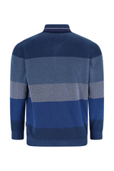 Blau und grau gestreiftes Poloshirt mit strukturiertem Strickmuster.