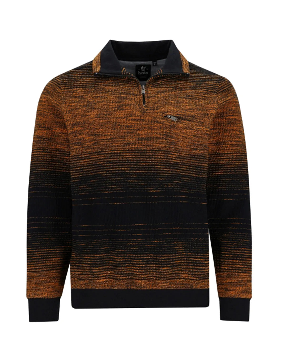 Braun und schwarz gestreifter Pullover mit halbem Reißverschlusskragen.