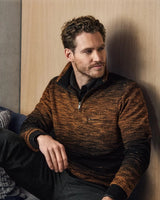 Braun und schwarz gestreifter Pullover mit halbem Reißverschluss, wahrscheinlich aus Wolle oder Acryl.
