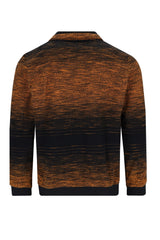 Braun und schwarz gestreifter Pullover mit Reißverschluss.