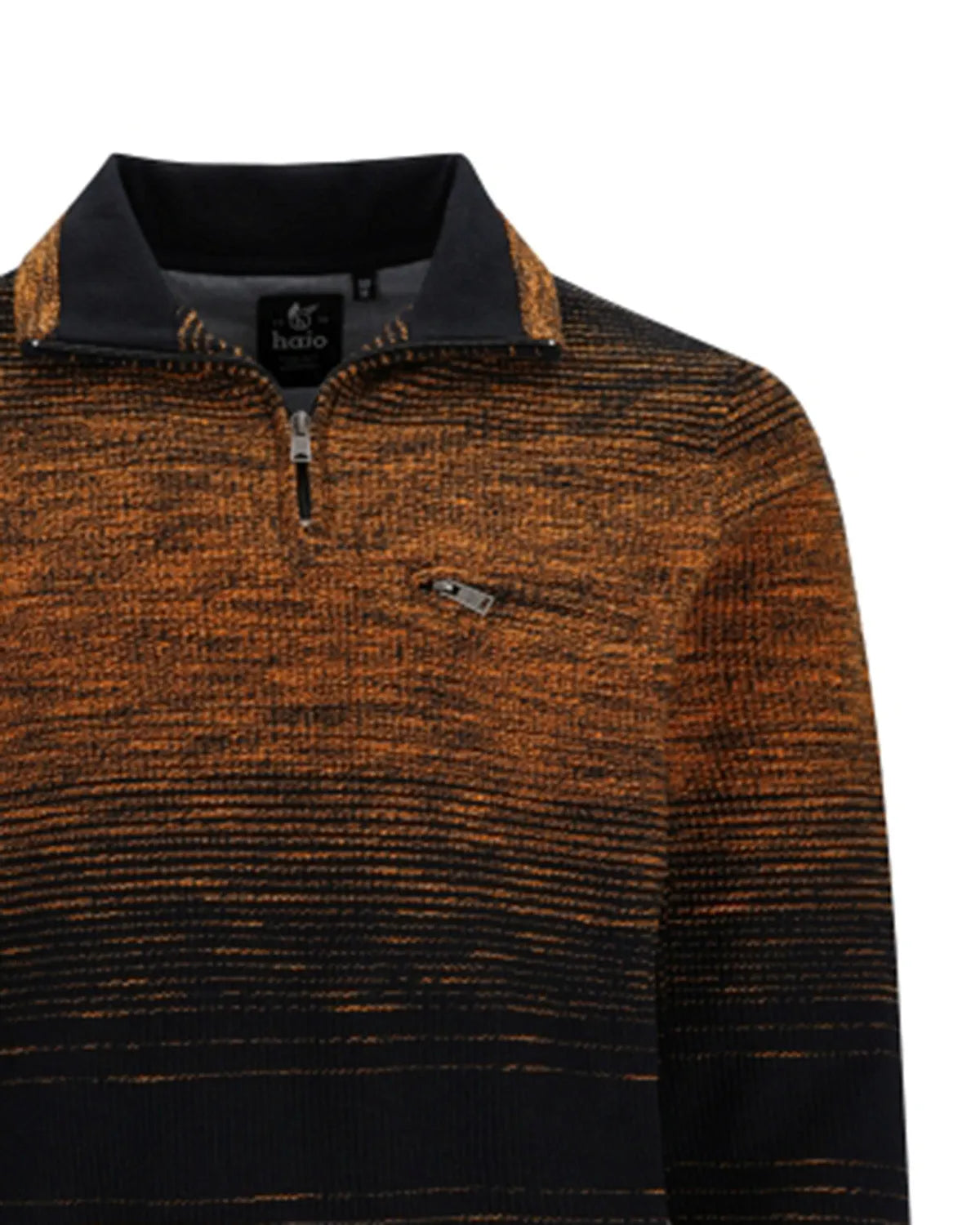 Braun und schwarz gestreifter Pullover mit Reißverschluss, wahrscheinlich aus Baumwoll- oder Polyestergemisch.