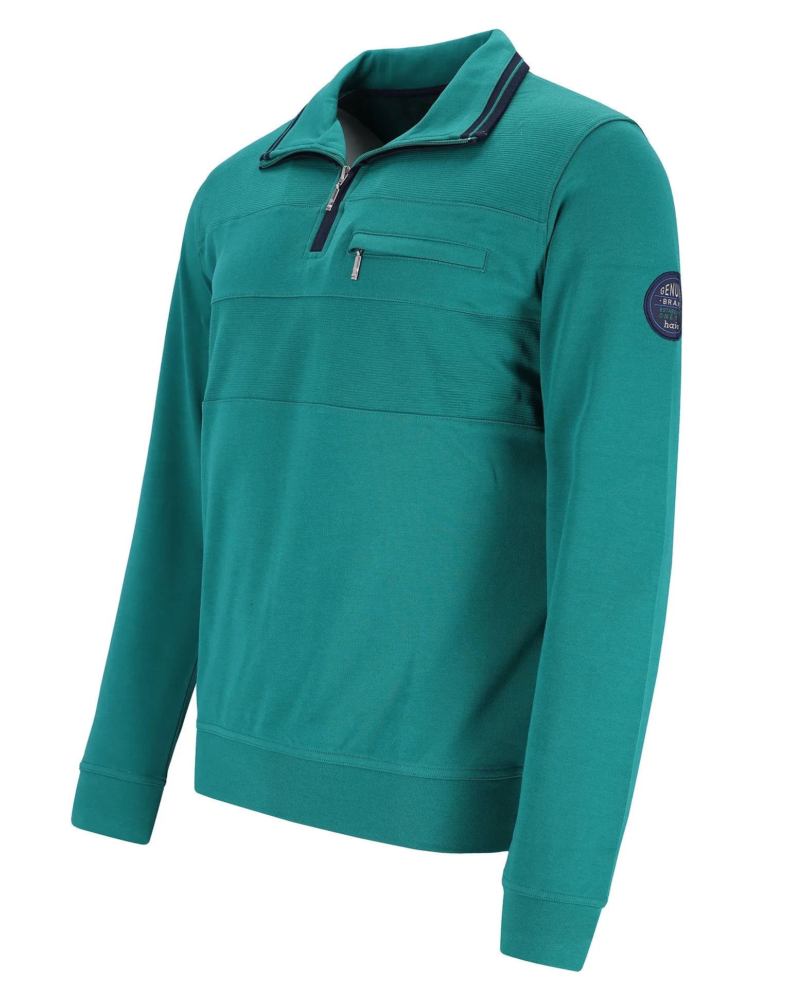 Blaugrüner Pullover mit Reißverschluss und marineblauem Saum und Logoaufnäher am Ärmel.