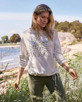 Weißes geblümtes Sweatshirt mit Kordelzug am Saum und olivgrüne Hose.