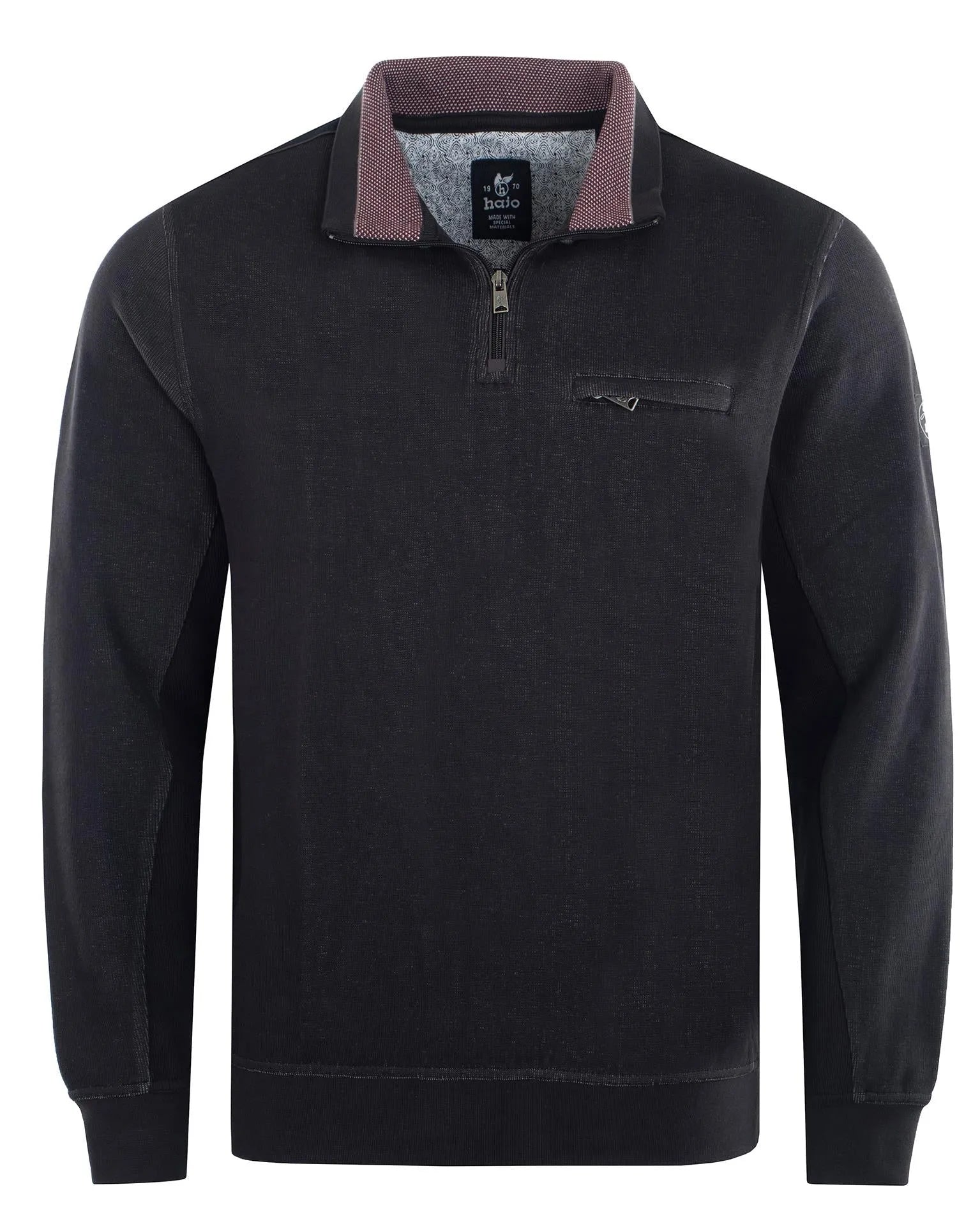 Schwarzer Viertel-Reißverschluss-Pullover mit Kontrastkragen und -tasche, mit dezentem Logo auf der linken Brust.
