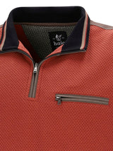 Roter, texturierter Viertelreißverschluss-Pullover mit marineblauen Akzenten und Reißverschlussdetails.