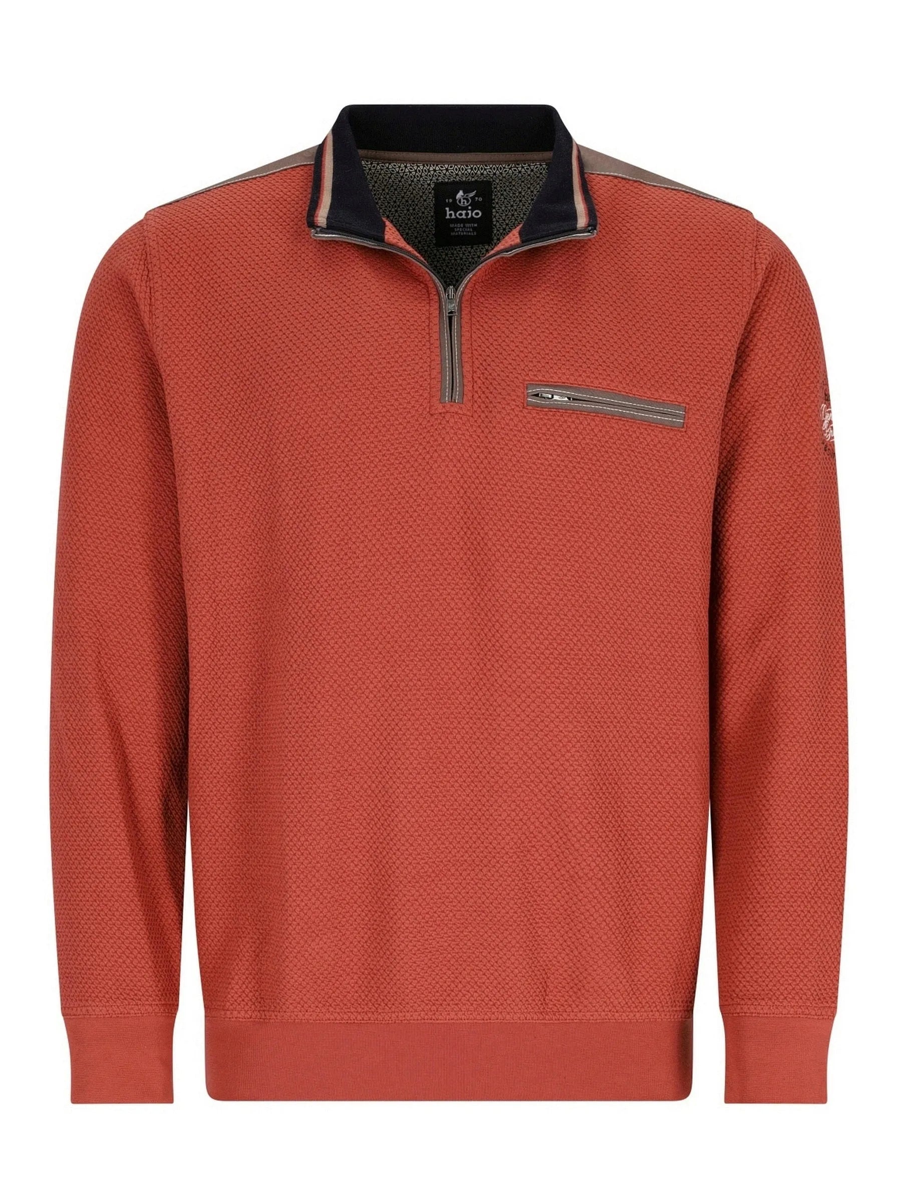 Rotes Poloshirt mit Textur, schwarzen Akzenten und Reißverschluss-Detail.