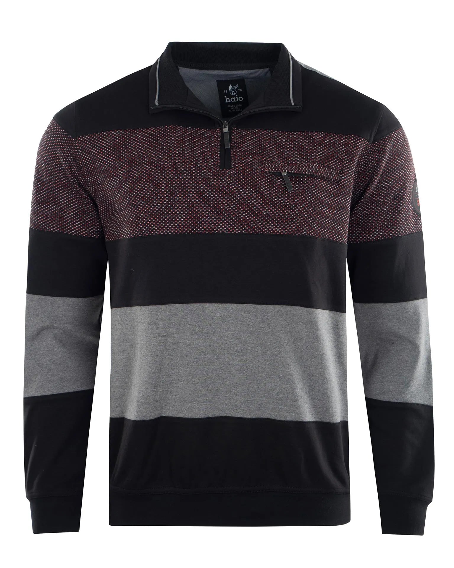 Schwarz und grau gestreiftes Poloshirt mit halbem Reißverschluss.