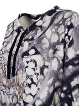 Schwarzer und weißer Tierprint-Hoodie mit Kordelzügen.