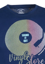 Marineblaues T-Shirt mit Schallplattenmotiv und weißem Text ’sound it out’.