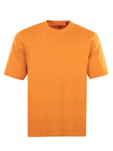 T-shirt mit rundhals in leuchtendem orange mit kurzem ärmel und dezentem logo-stick auf der linken brust