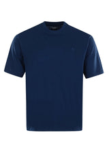 Navyblaue kurzärmlige t-shirt mit rundhals und dezentem Sticklogo auf der linken brust