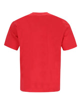 Rotes kurzärmeliges t-shirt mit rundhals aus weicher baumwolle in lebendigem design