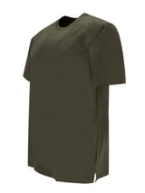 Olivegrünes kurzärmeliges t-shirt mit rundhals, dezenter logo auf der brust und seitlichem schlitz am saum