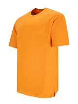Orange kurzarm rundhals t-shirt mit dezentem sticklogo auf der linken brust aus hochwertiger baumwolle