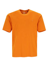 T-shirt mit rundhals in leuchtend orange mit kurzem arm und dezentem logo-stick auf der brust