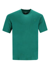 Teal farbiges t-shirt mit rundhals, kurzärmeln und dezentem sticklogo auf der linken brust