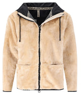 Beigefarbene Teddybärjacke mit schwarzer Kapuze und Reißverschluss, weiches Material.
