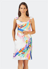 Weißes und buntes Kleid mit abstraktem Druck und drapiertem Ausschnitt.