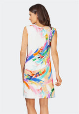 Weißes ärmelloses Kleid mit abstraktem Druck und buntem Pinselstrichmuster, wahrscheinlich aus Polyester oder Viskose.