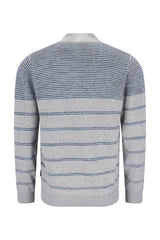 Hellgrau und blau gestreifter Pullover mit strukturiertem Strickmuster.