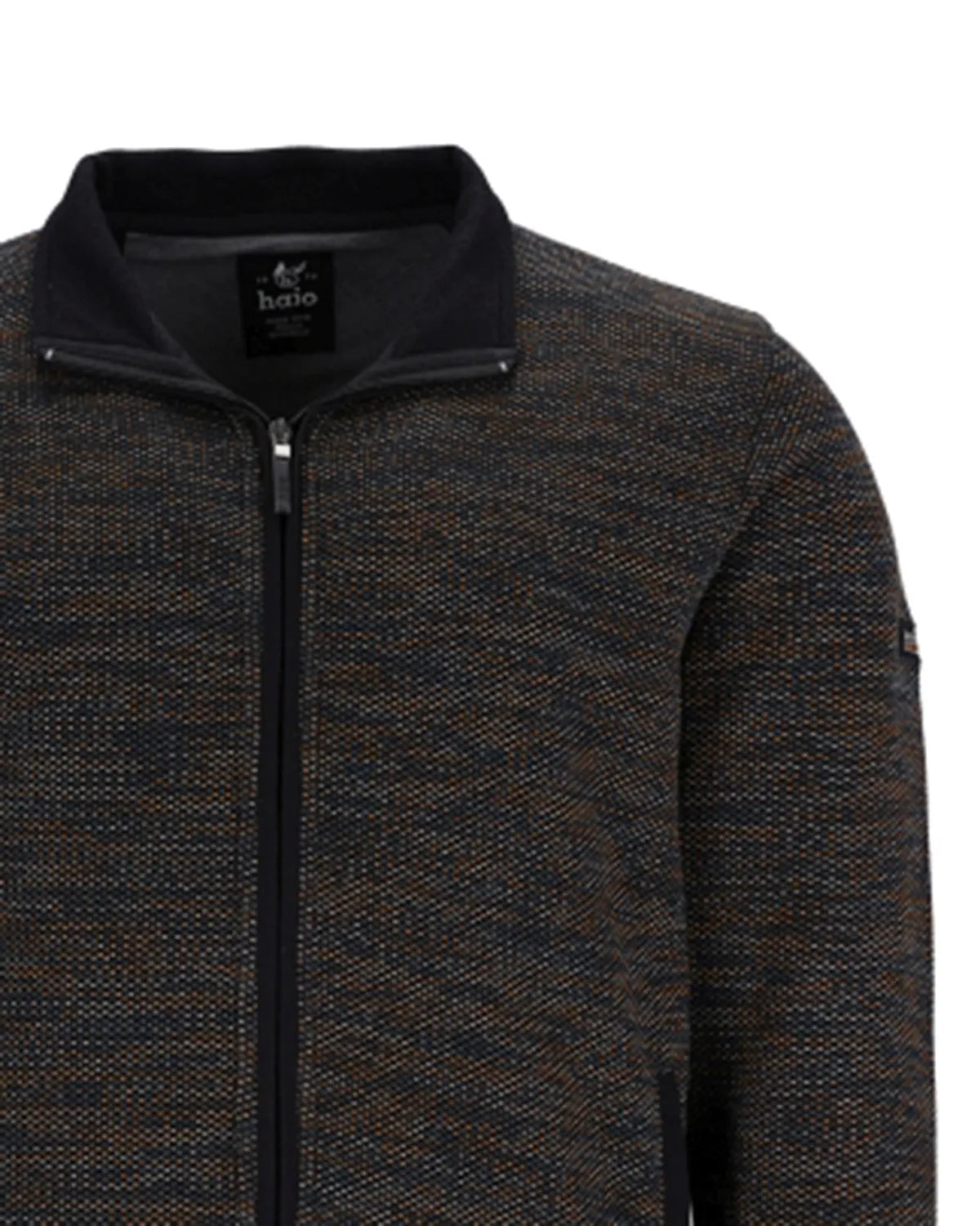 Anthrazitfarbene, strukturierte Jacke mit schwarzem Reißverschluss und Lederakzenten, mit Markenlogo auf der linken Brust.