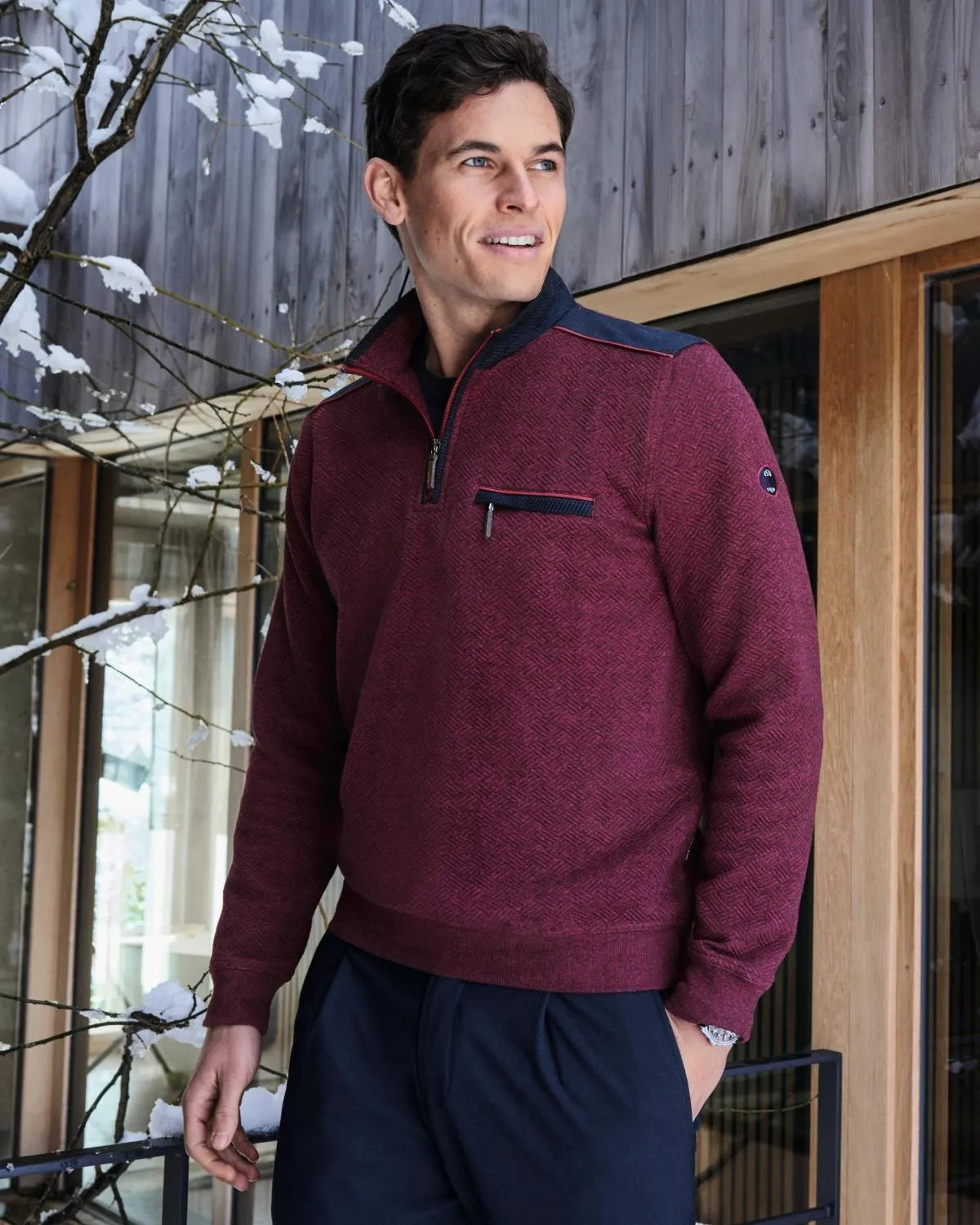 Viertelreißverschluss-Pullover aus Merinowolle in Burgunderrot mit marinefarbenen Akzenten und Taschen, inspiriert von der Outdoor-Kleidung von Patagonia.