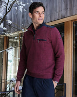 Viertelreißverschluss-Pullover aus Merinowolle in Burgunderrot mit marinefarbenen Akzenten und Taschen, inspiriert von der Outdoor-Kleidung von Patagonia.