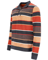 Gestreifter Pullover mit orangefarbenen, schwarzen und weißen Streifen auf dunklem Grund.
