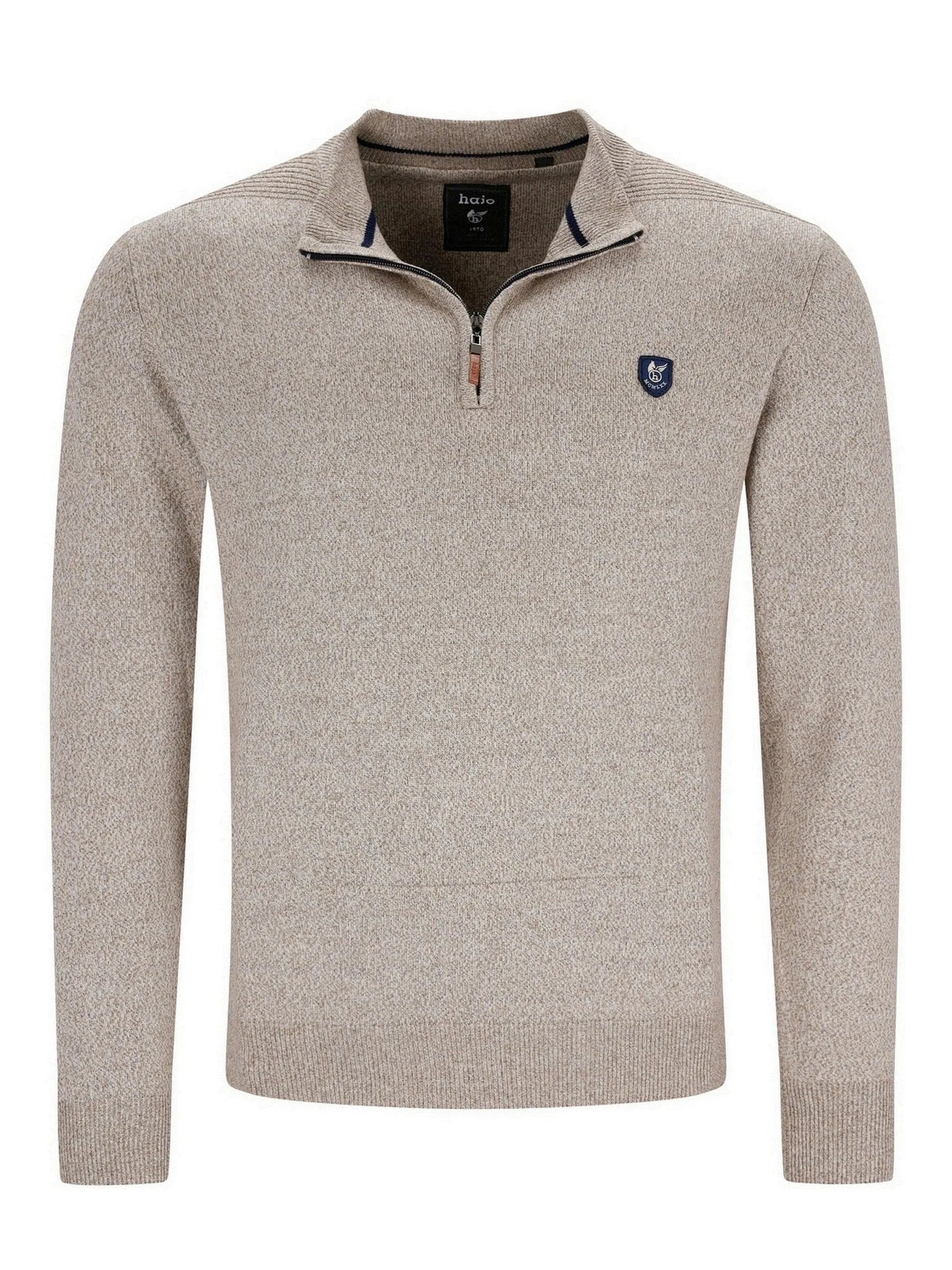 Beiger Strukturen-Pullover mit Halbzip-Kragen und Logo-Patch auf der linken Brust.