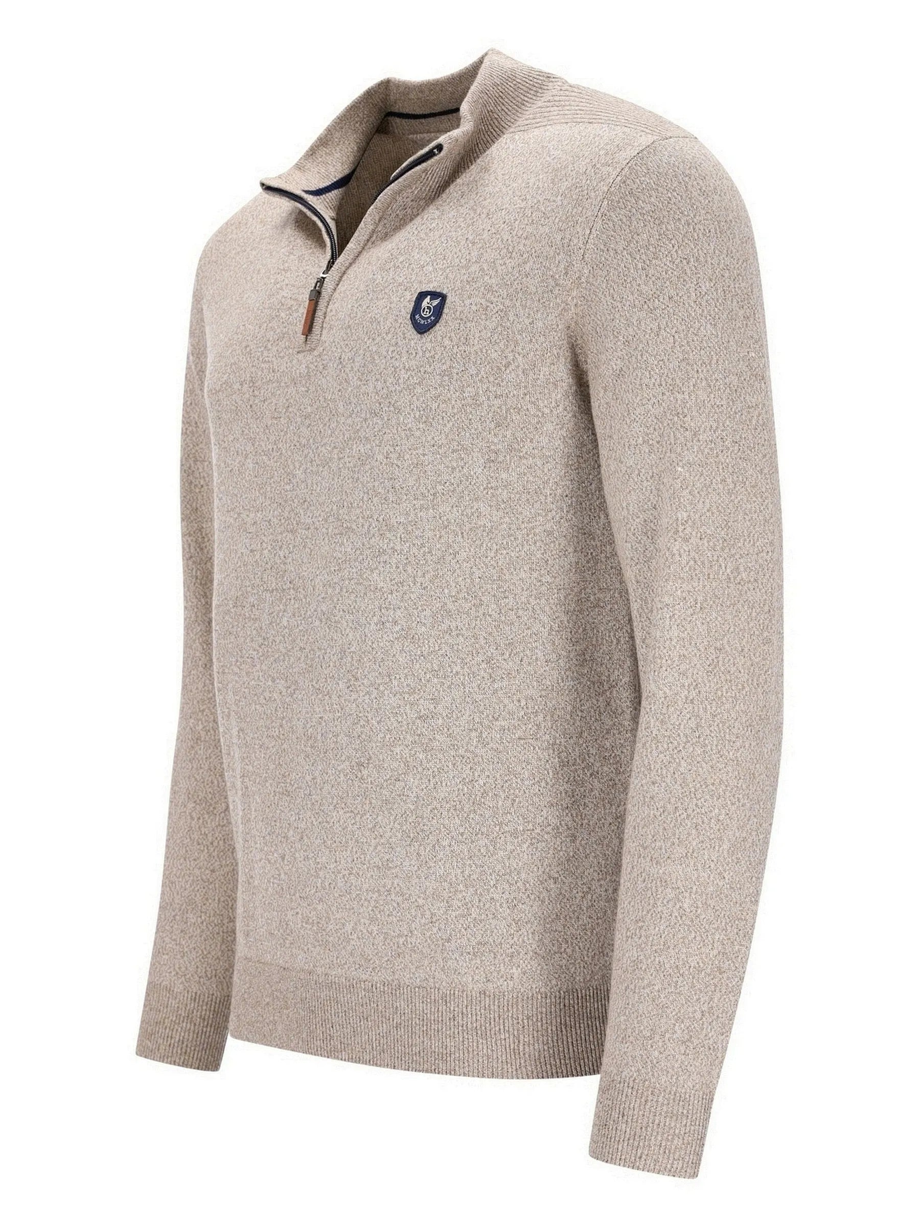 Beiger Strukturpullover mit Halbzip-Kragen und Logopatch auf der Brust.